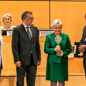Dr Lisbeth Quesada Tristán, President of the Pro Palliative Care Unit Foundation, Costa Rica, receiving the 2018 Sasakawa Health Prize for her outstanding innovative work in health development
